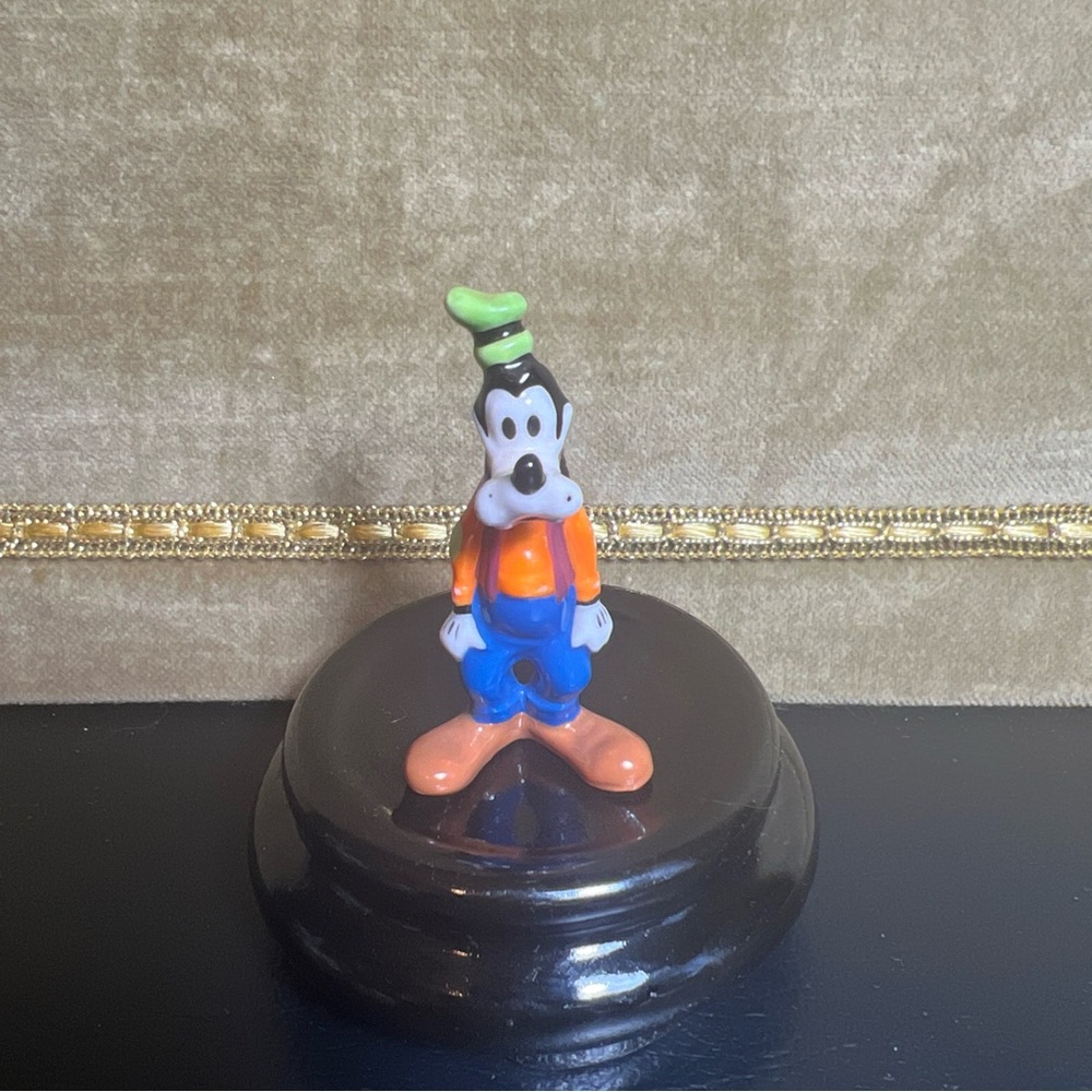 Vintage Disney Goofy Painted Porcelain Bone China Figurine Made In Taiwan 2.25”